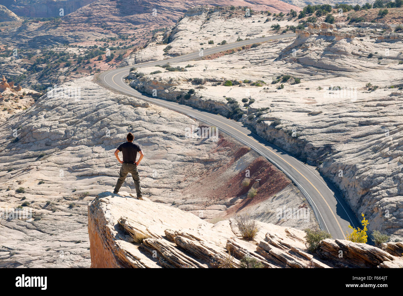 Uomo che guarda Scenic Byway 12 dalla testa delle rocce si affacciano, Utah, Stati Uniti d'America. Foto Stock