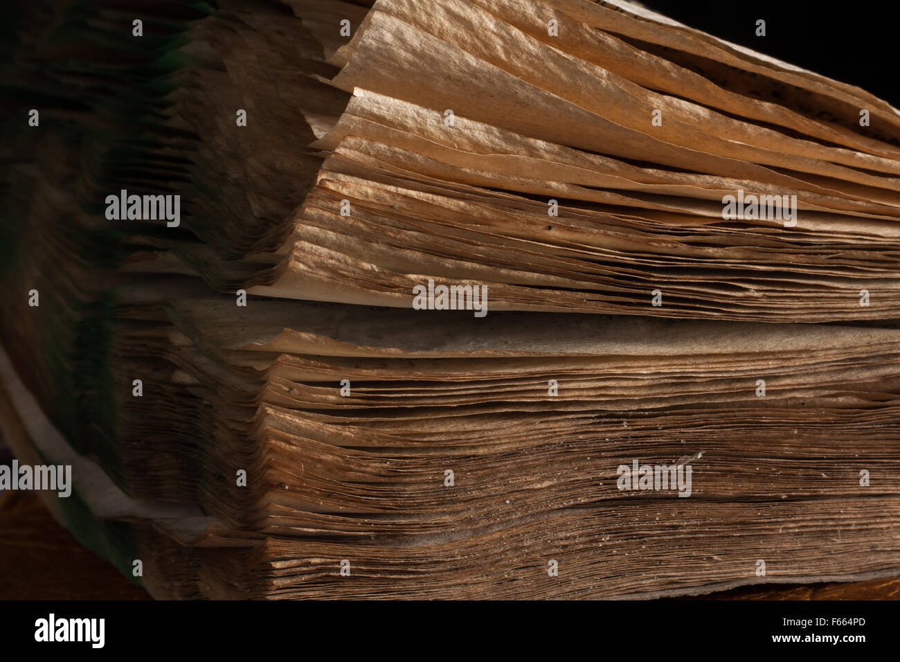 In prossimità dei bordi delle pagine del vecchio libro vintage Foto Stock