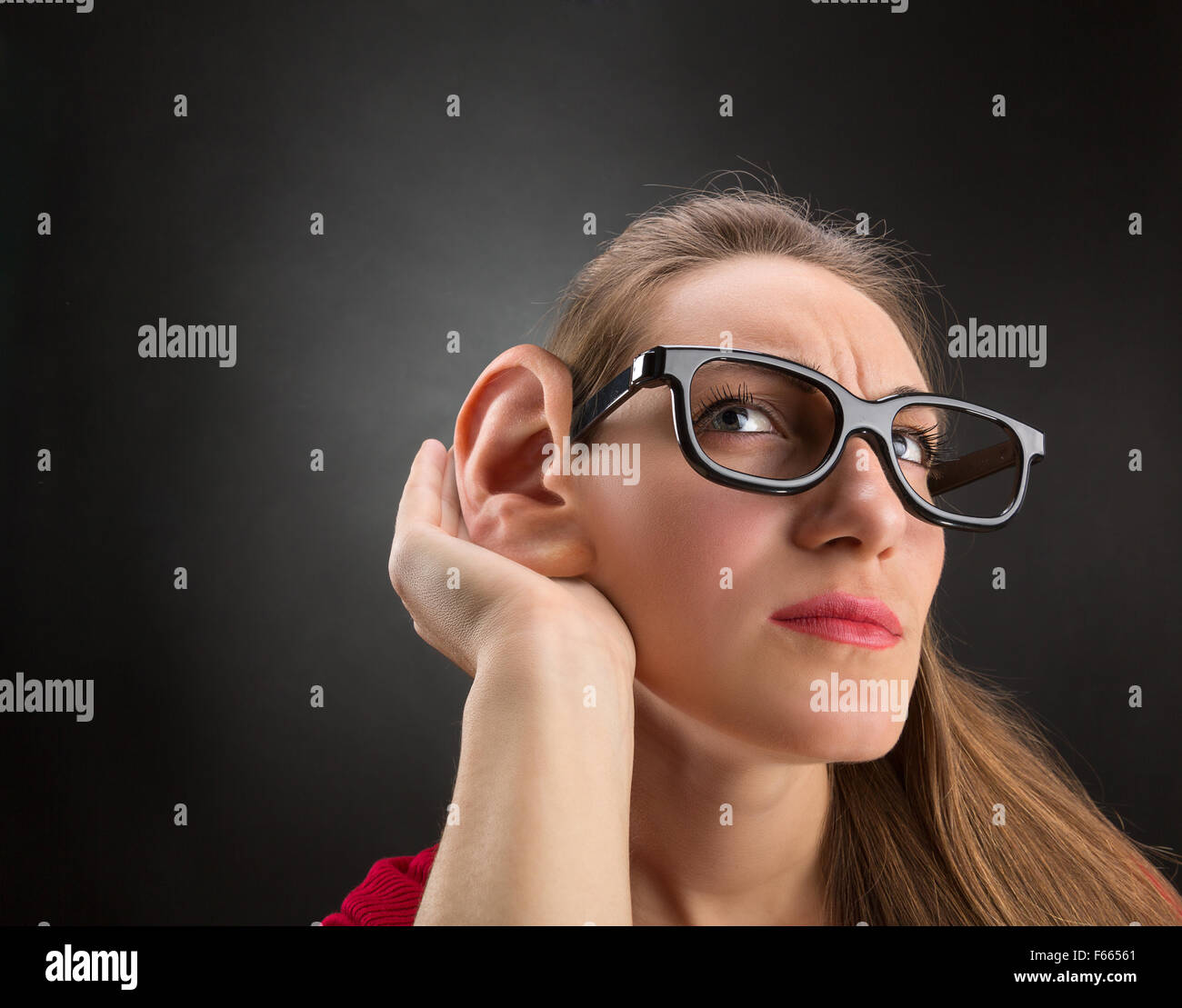 La donna sta ascoltando con grande orecchio Foto Stock