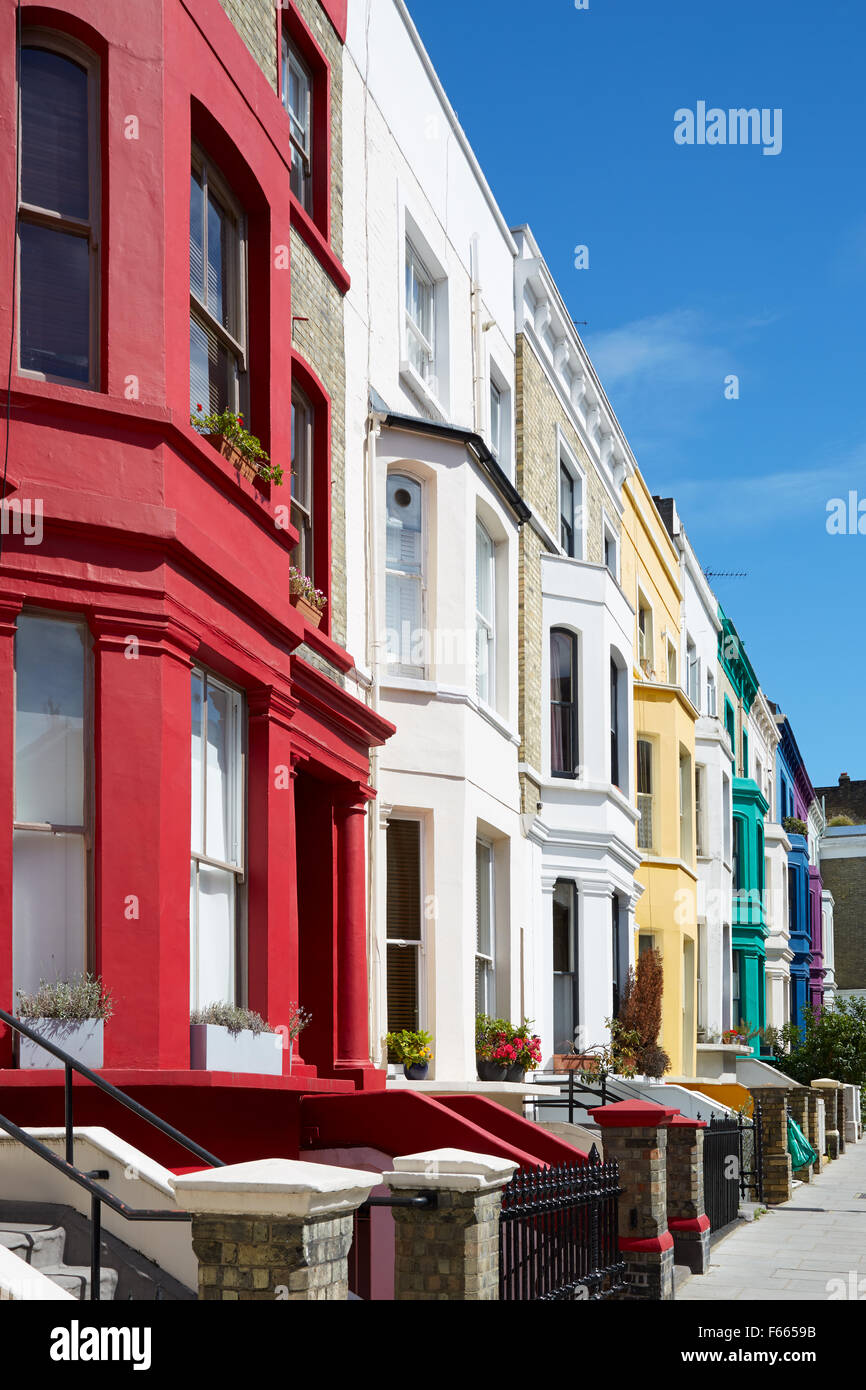 Colorate case inglesi di facciate in Londra vicino a Portobello Road Foto Stock