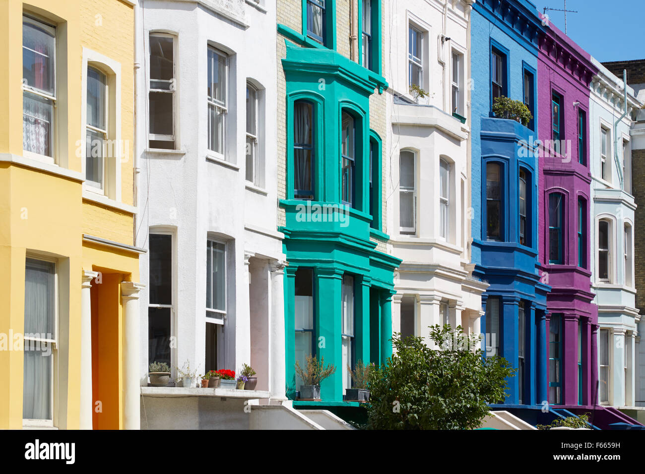 Colorate case inglesi di facciate in Londra vicino a Portobello Road in una giornata di sole Foto Stock
