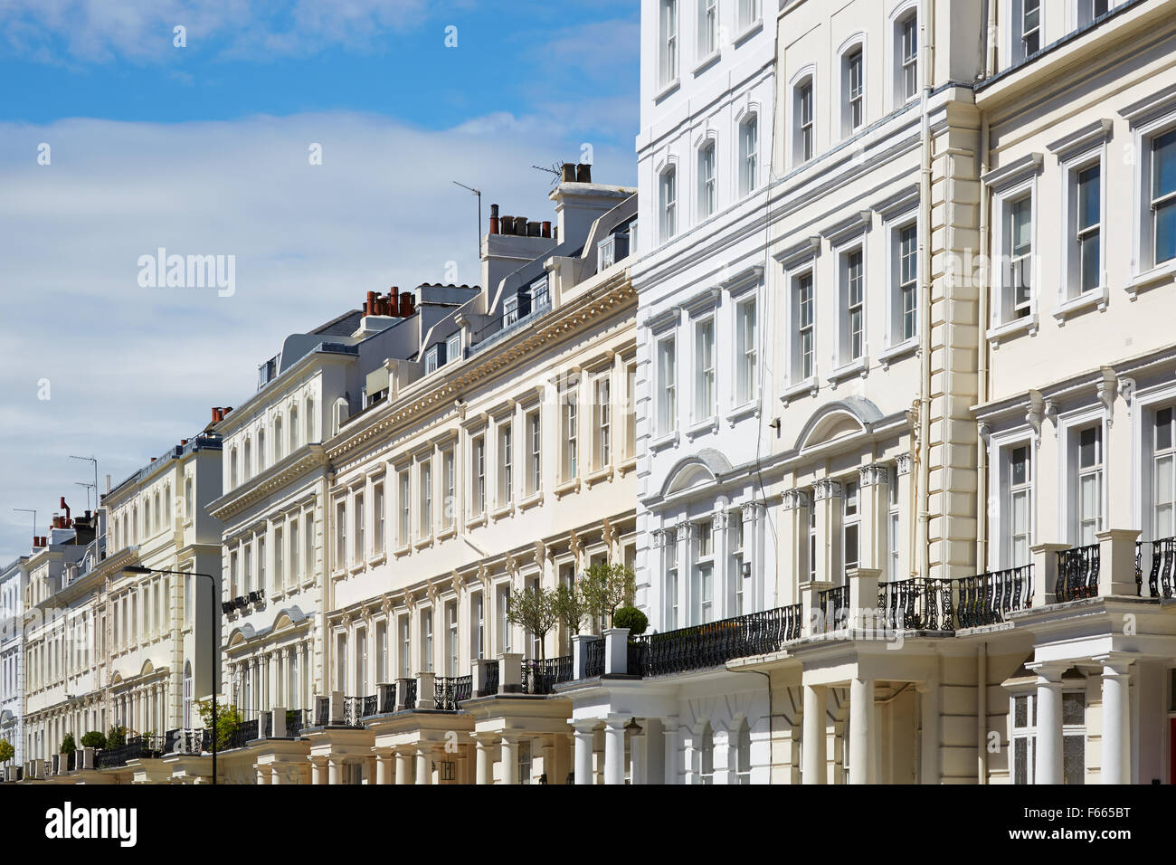 Case bianche facciate in Londra, architettura inglese Foto Stock
