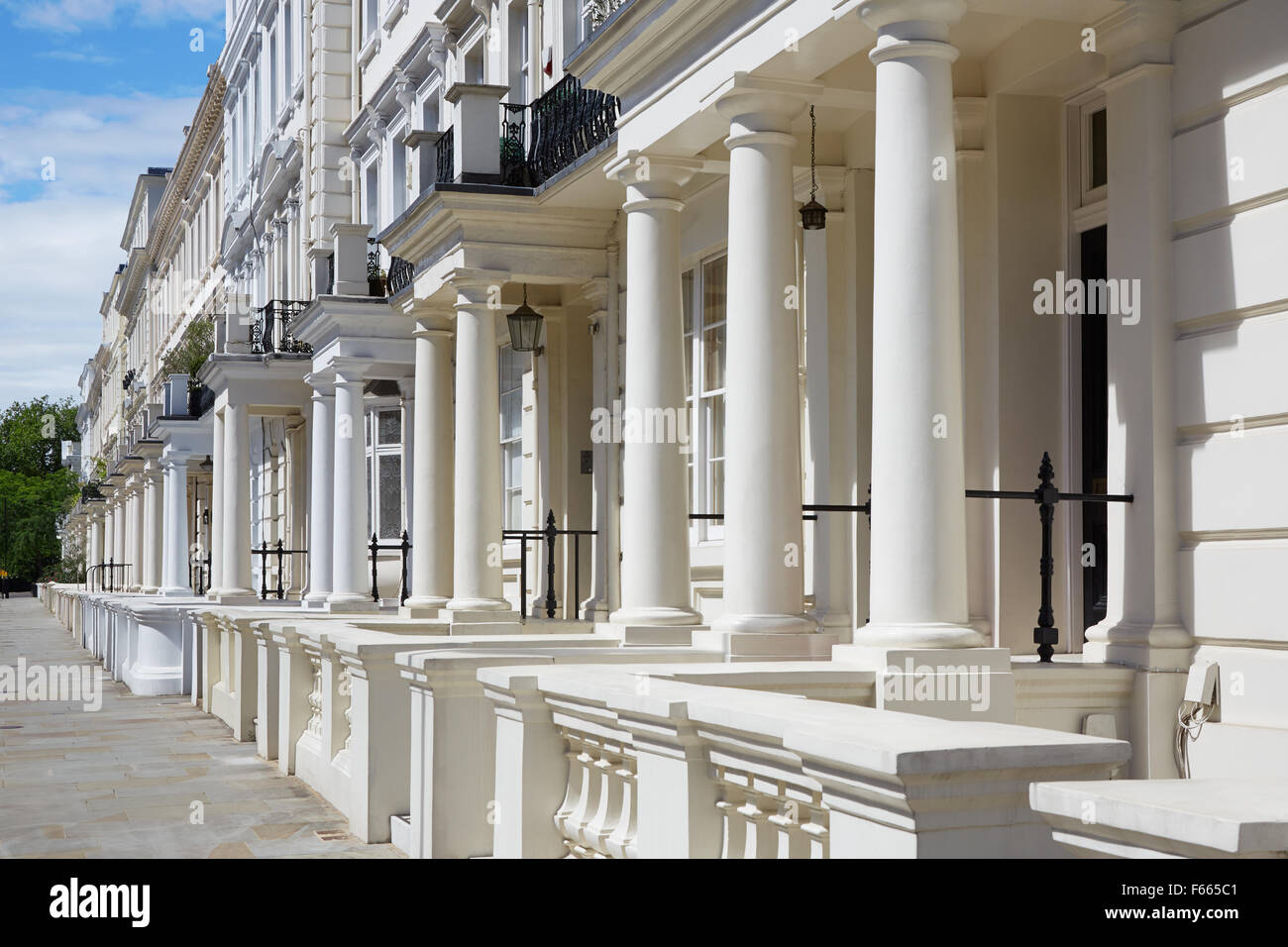 Bianco, inglese case di lusso di facciate in Londra Foto Stock