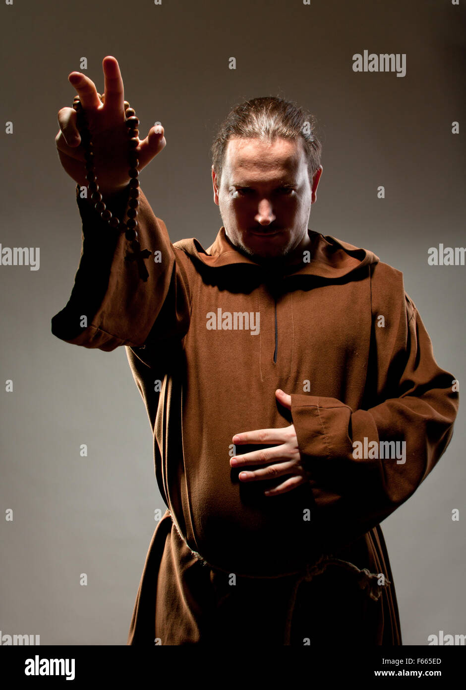 Ritratto di predicazione monaco medioevale con il rosario in legno Foto Stock