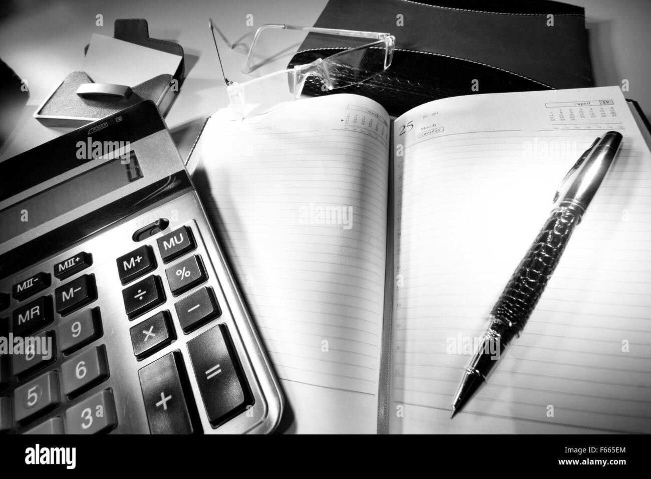 Desktop aziendale. Diario di business, calcolatrice e penna Foto Stock