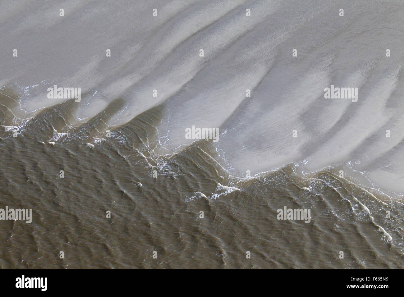 Vista aerea di onde che si infrangono sulla spiaggia di Schleswig-Holstein il Wadden Sea National Park, Germania Foto Stock