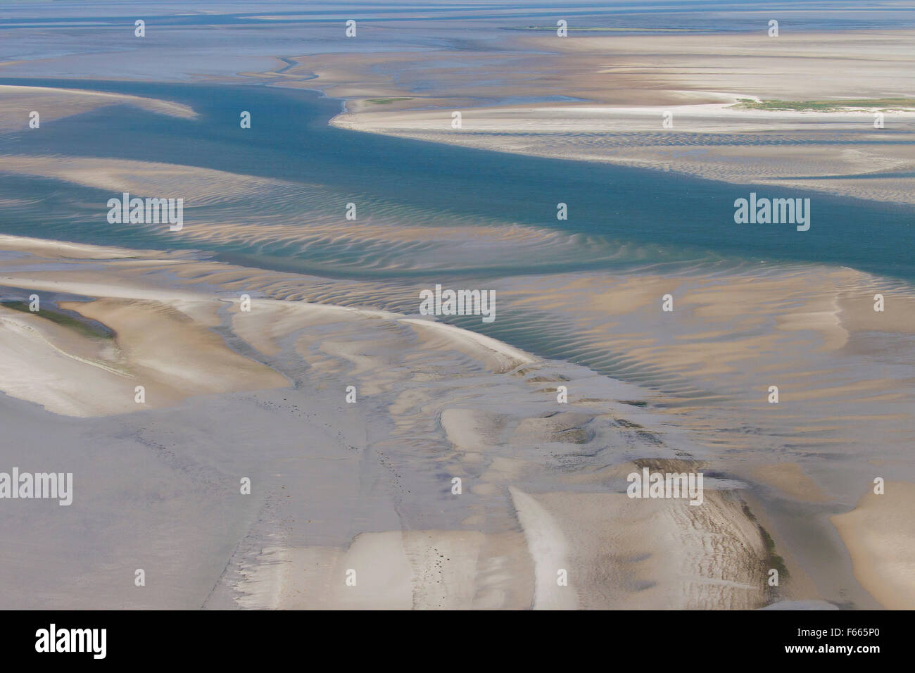 Vista aerea di estuario sulla marea piana di fango a Schleswig-Holstein il Wadden Sea National Park, Germania Foto Stock