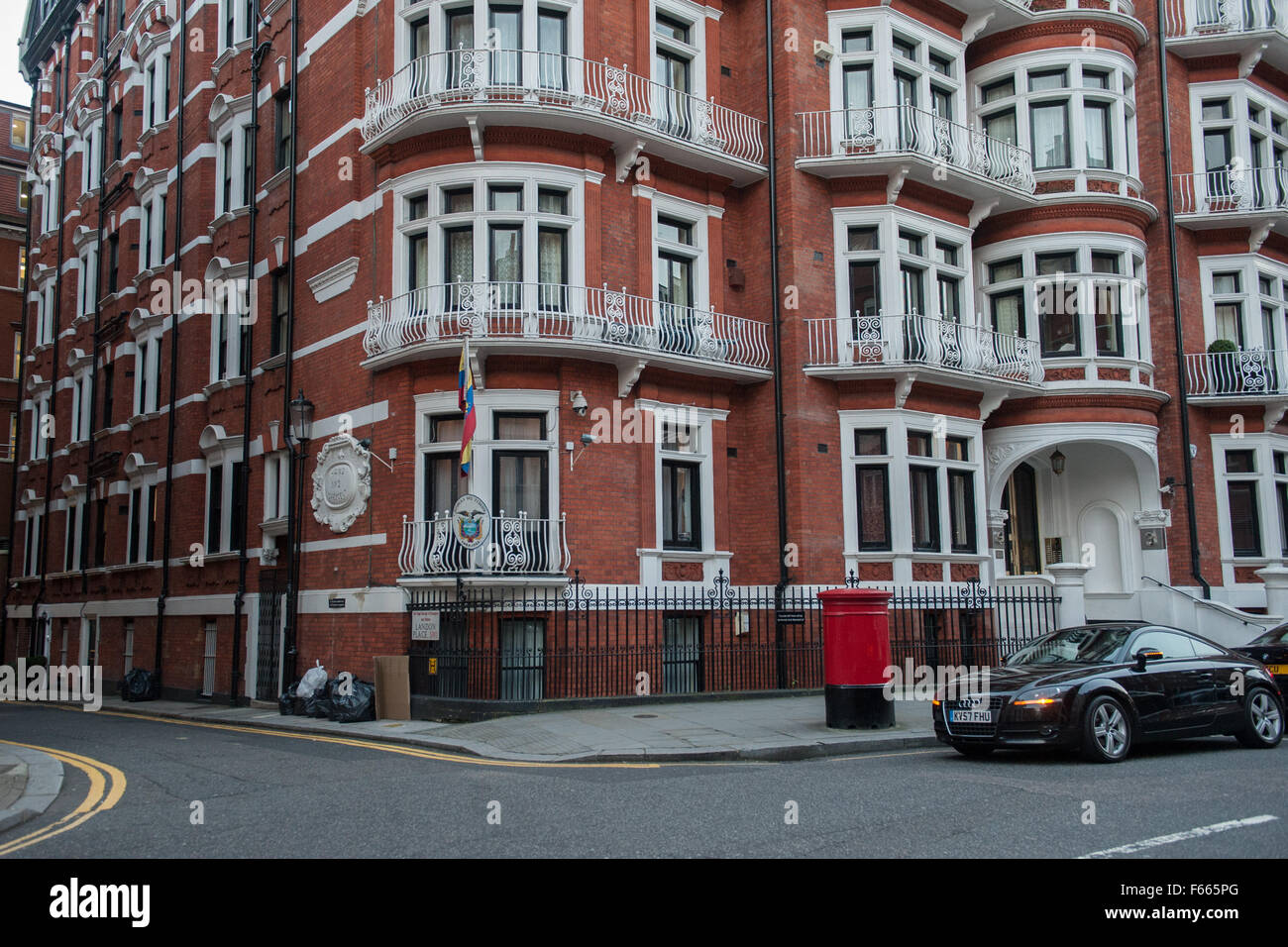 Nessuna protezione di polizia al di fuori dell'Ambasciata ecuadoriana in Knightsbridge. Il controverso round-the-clock di guardia di polizia stimata al costo di £ 12 milioni è stato tirato dopo aver guardato oltre i locali poiché Julian Assange cercato asilo interno nel 2012. Featuri Foto Stock