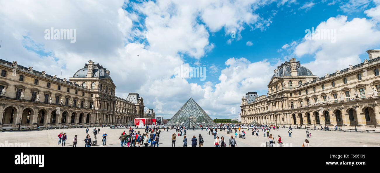 Cortile e Louve Piramide, Parigi, Ile-de-France, Francia Foto Stock