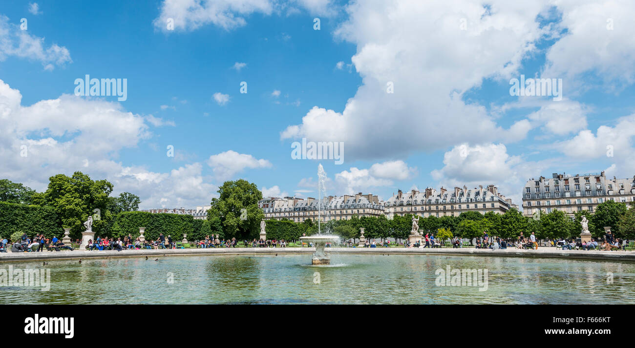 Jardin des Tuileries, fontana e case, Parigi, Ile-de-France, Francia Foto Stock