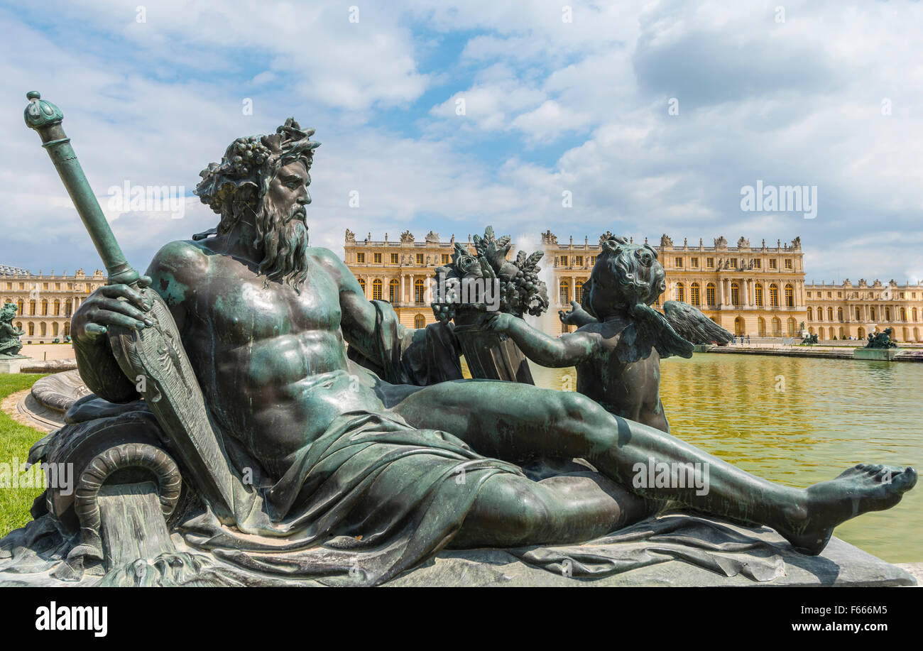 Statua in bronzo, Palazzo di Versailles, Sito Patrimonio Mondiale dell'UNESCO, Yvelines, regione Ile-de-France, Francia Foto Stock