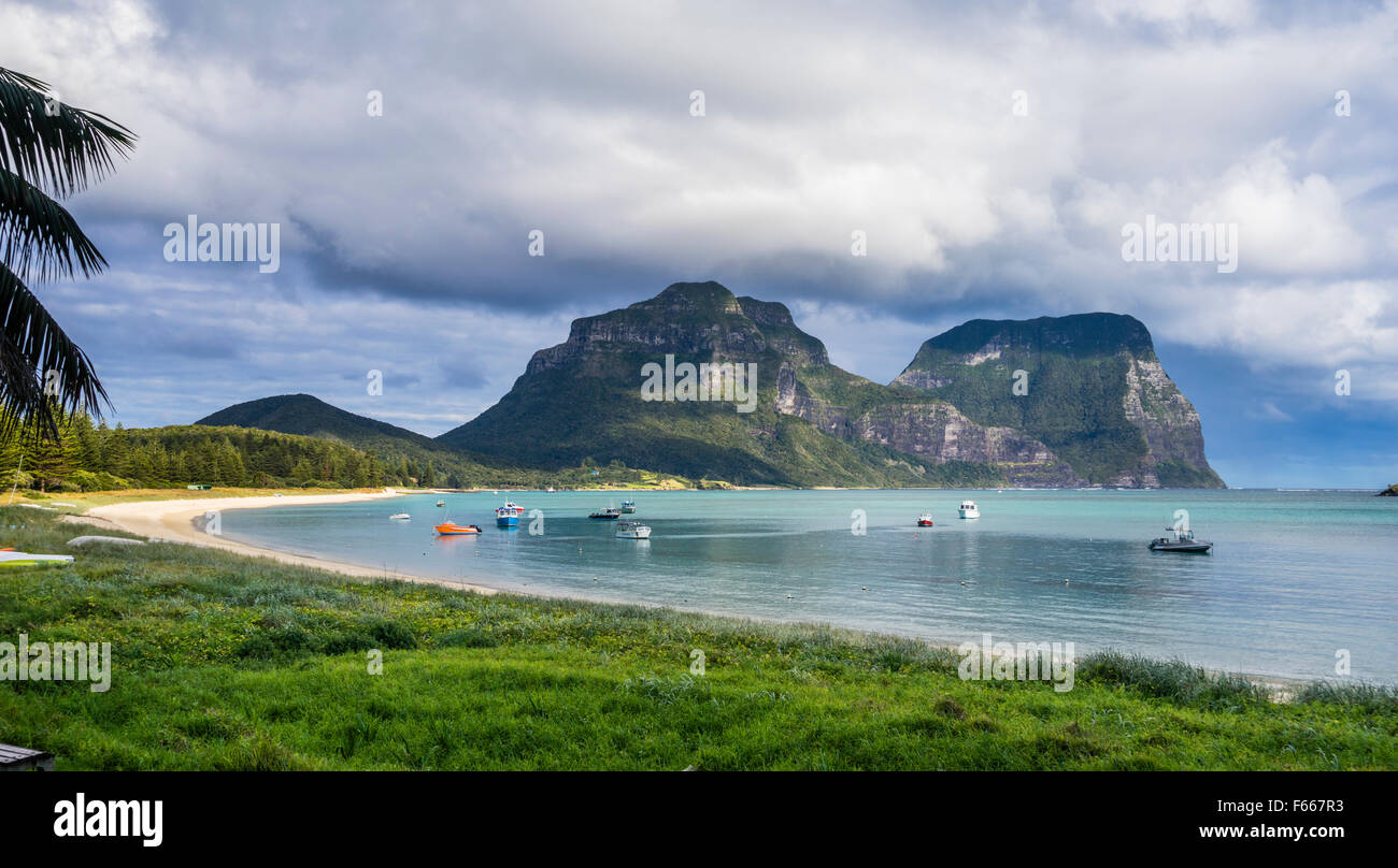 Isola di Lord Howe, Mare di Tasman, Nuovo Galles del Sud, Australia, Lagoon Beach con Mount Lidgbird e Monte Gower in background Foto Stock