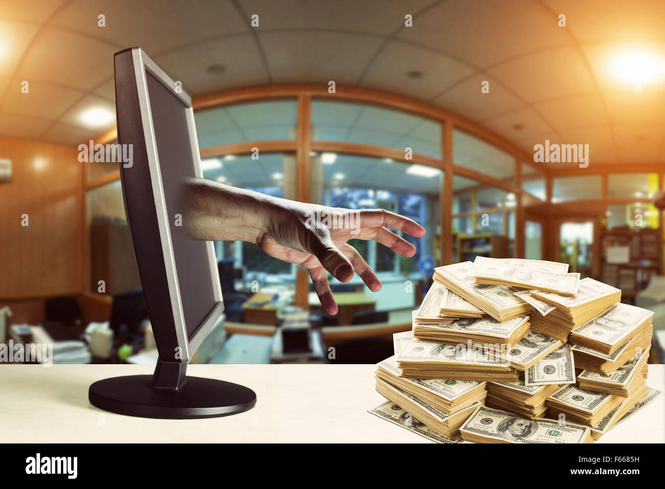 Parte in uscita di un monitor e di rubare i soldi Foto Stock