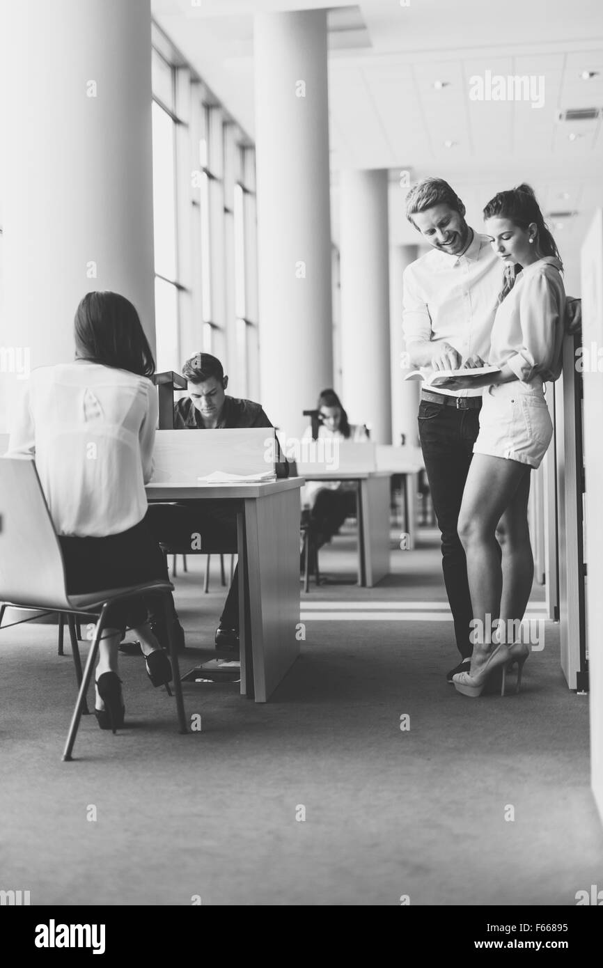I giovani studenti che studiano insieme in una libreria Foto Stock