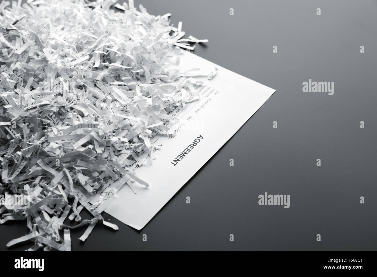 Grande Mucchio di bianco shredded paper sulla lista con accordo Foto Stock