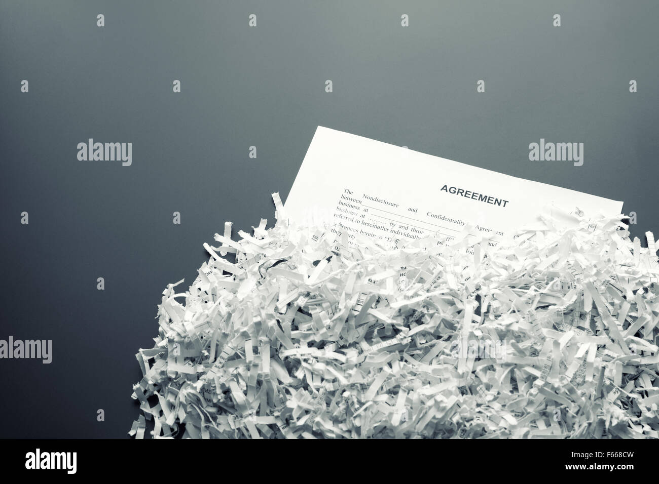 Grande Mucchio di bianco shredded paper con accordo Foto Stock