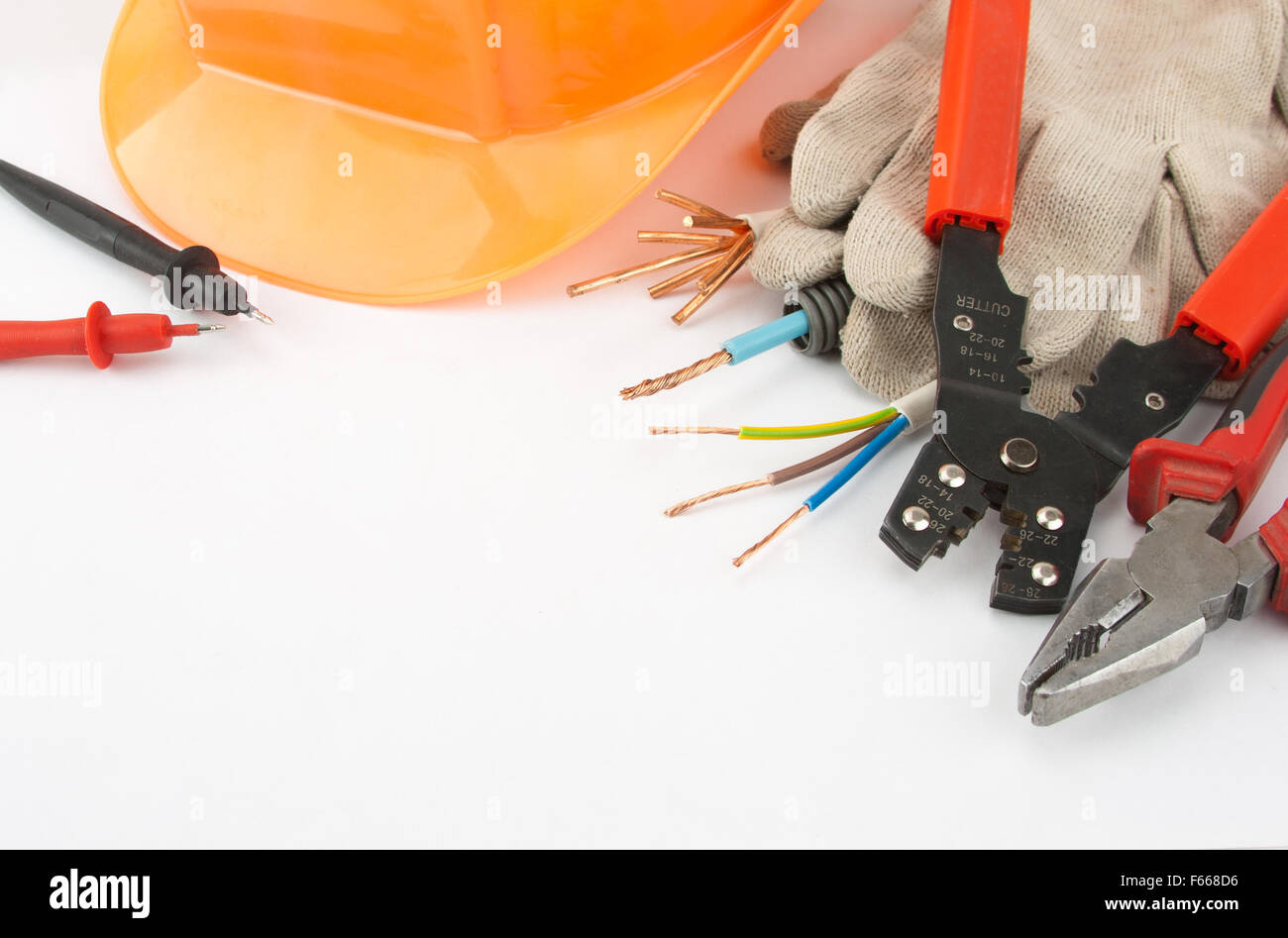Per elettricista strumenti. Hardhat, pinze, cavi, taglierina, ecc. Foto Stock
