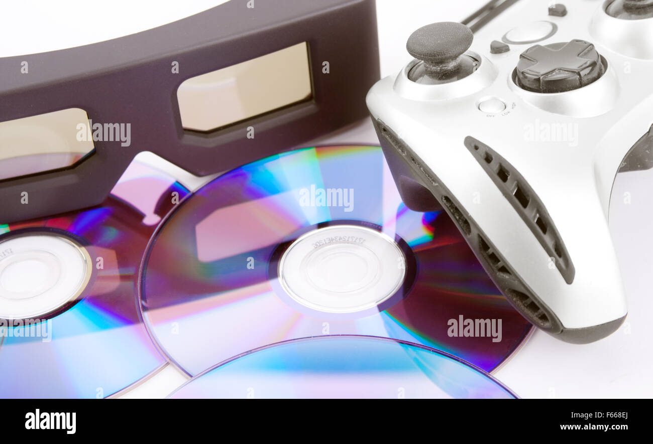 Attrezzature di gioco d'azzardo: CD, occhiali 3D e joystick Foto Stock