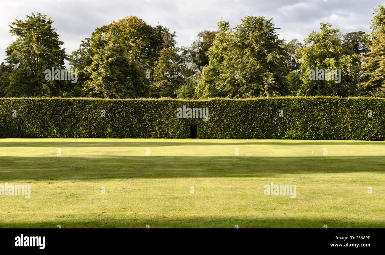 Levens Hall, Cumbria, Regno Unito. Un tardo 16c Manor House famosa per la sua casella di eccentrico e yew topiaria da giardino. Il croquet Foto Stock