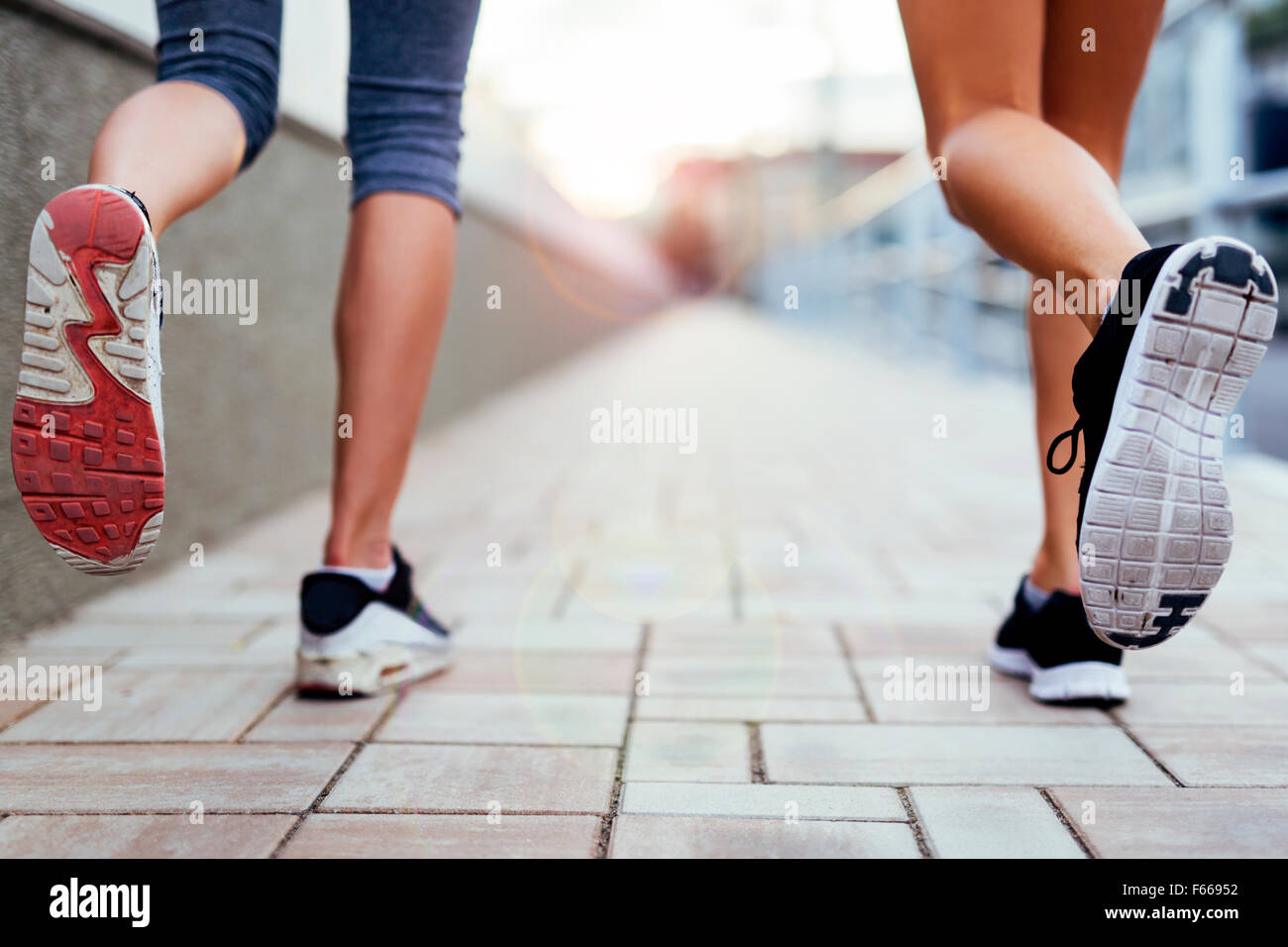 Vista dettagliata del jogging' i piedi e le scarpe mentre è in movimento Foto Stock