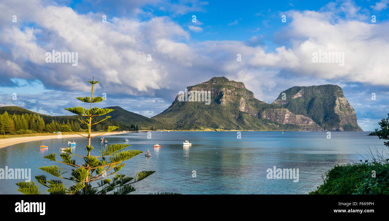 Isola di Lord Howe, Mare di Tasman, Nuovo Galles del Sud, Australia, la Laguna con Mount Lidgbird e Monte Gower in background. Foto Stock