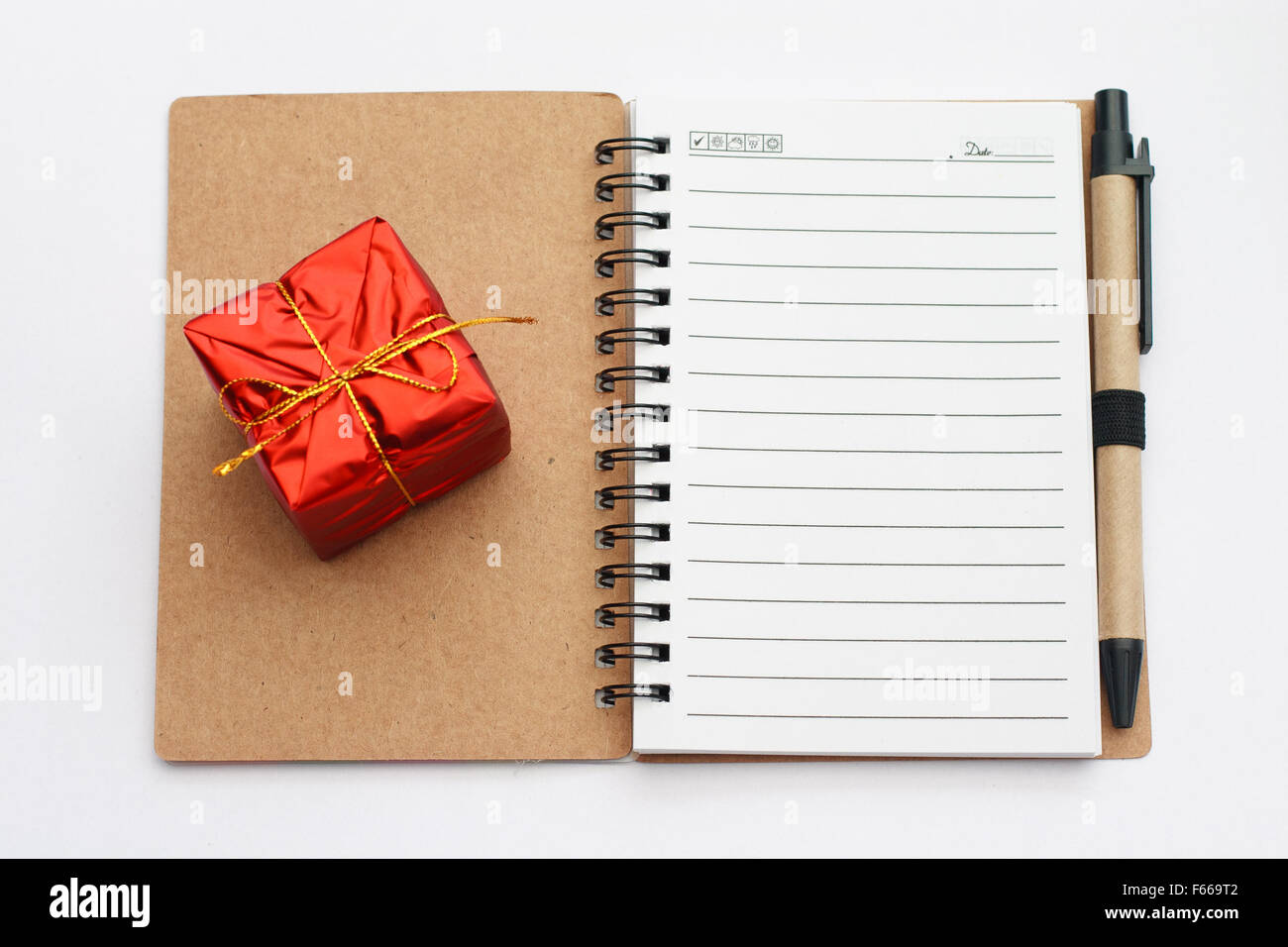 Nuovo anno e Natale notebook con un rosso presente box Foto Stock
