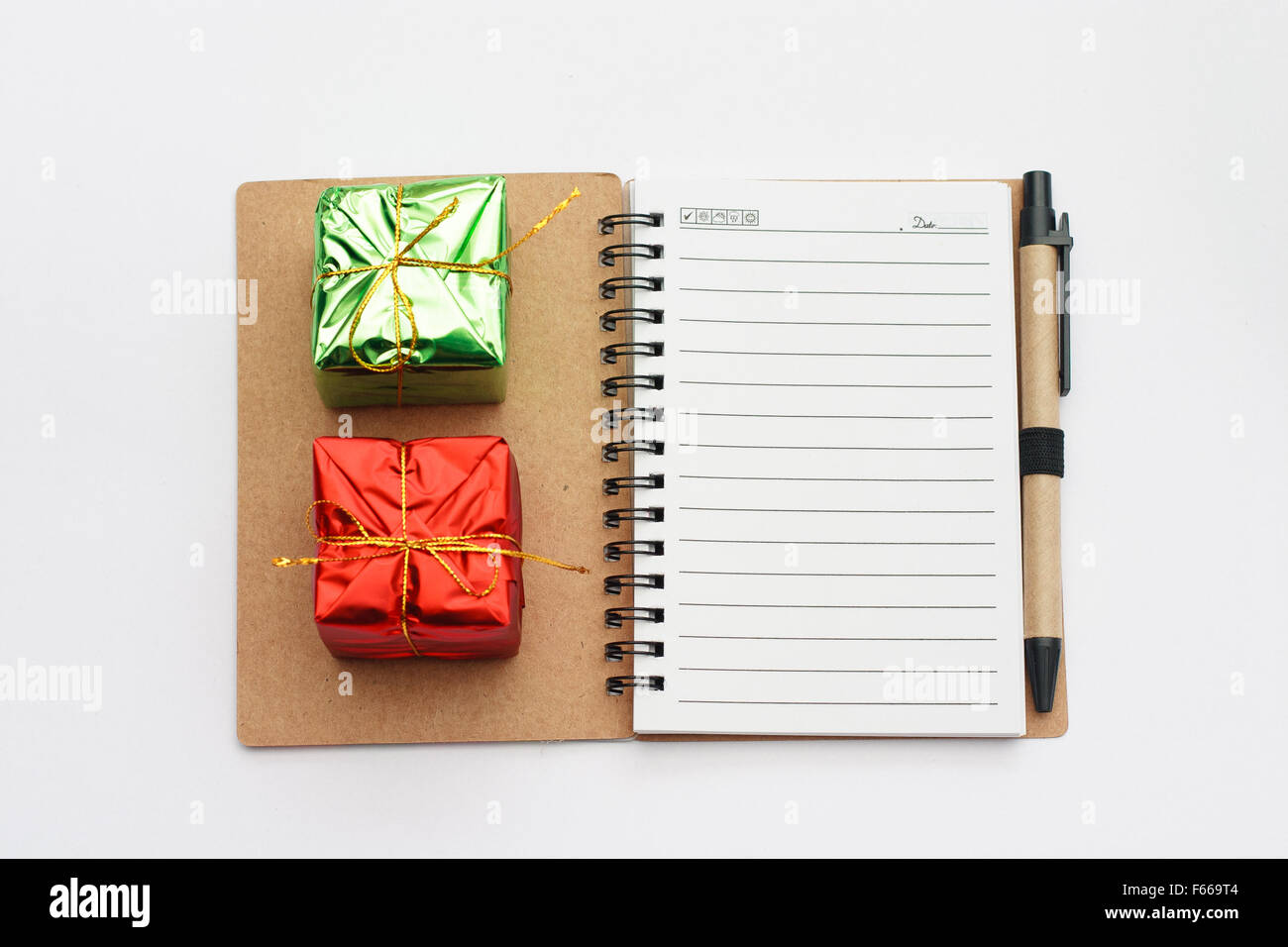 Nuovo anno e Natale notebook con le caselle presenti Foto Stock