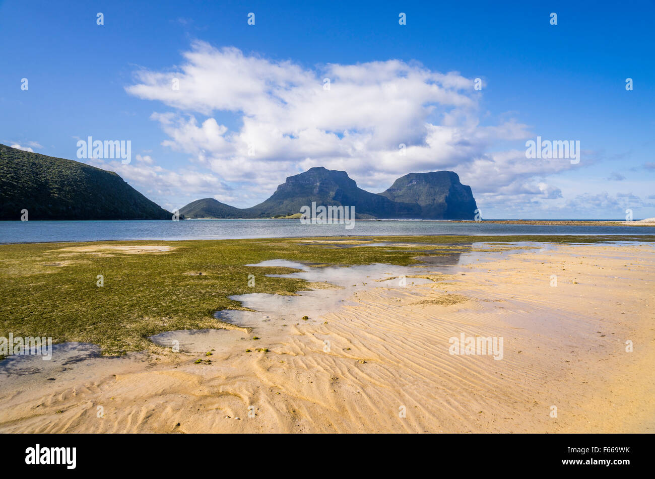 Isola di Lord Howe, Mare di Tasman, Nuovo Galles del Sud, Australia, vista del monte Gower e Mount Lidgbird da North Beach Foto Stock