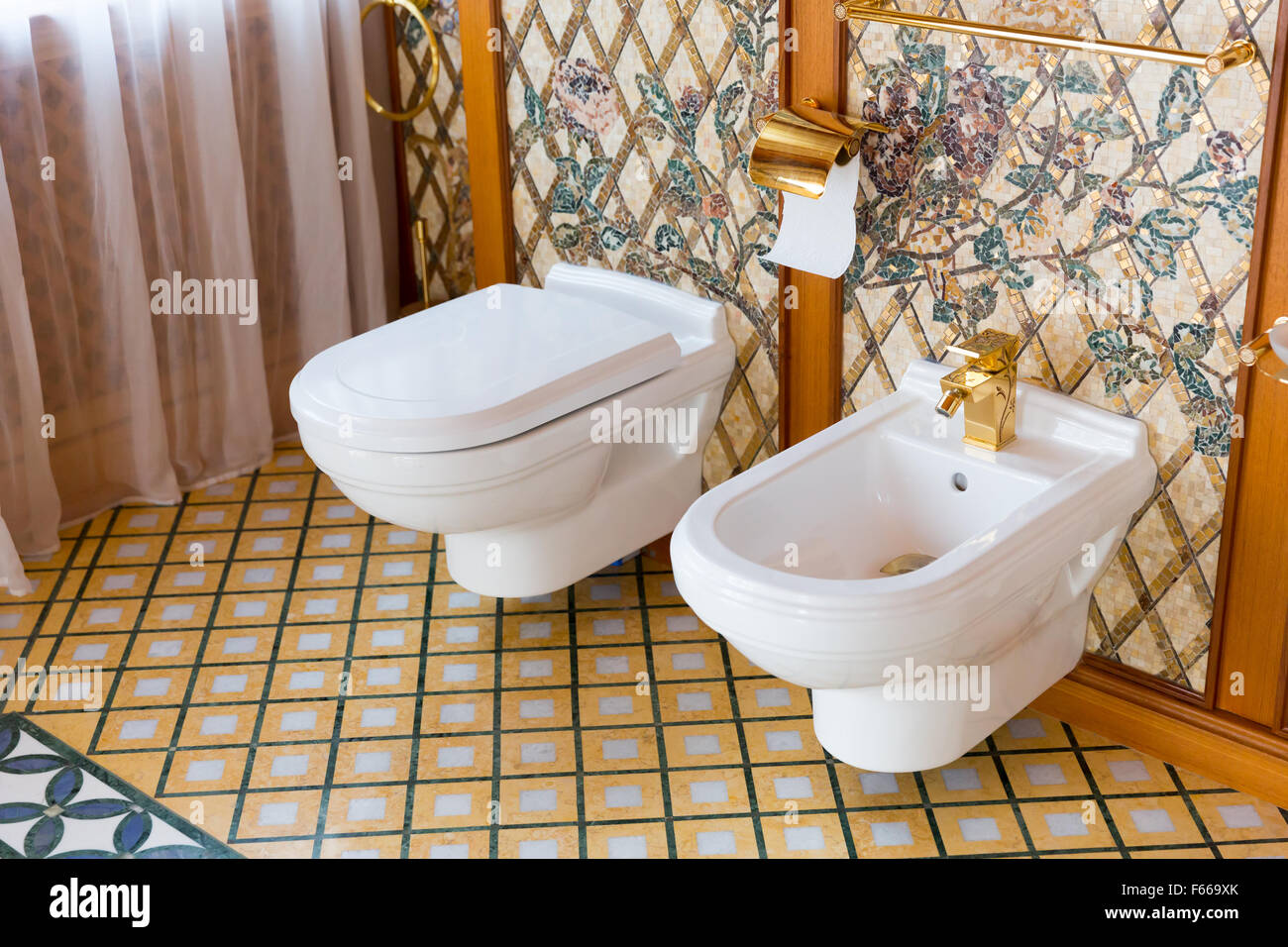 Novi Petrivtsi, Ucraina - 27 Maggio 2015 Mezhigirya residenza dell ex-presidente dell'Ucraina Yanukovich. Close up di lussuosi servizi igienici Foto Stock