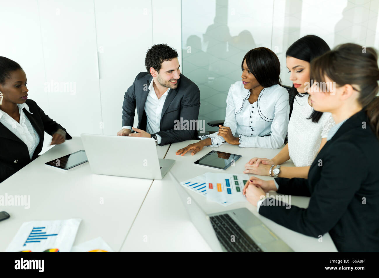 Il brainstorming di business e di scambio di idee da ben vestito i colleghi Foto Stock