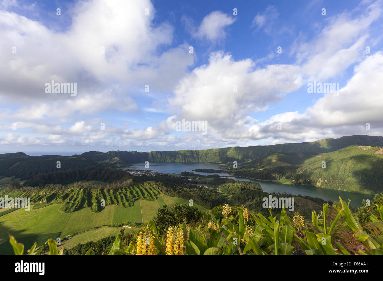 Vista della caldera dal Cuumeiras, con la Caldeira Santiago cono in de Sete Cidades, Ponta Delgada, São Miguel, Azzorre Foto Stock