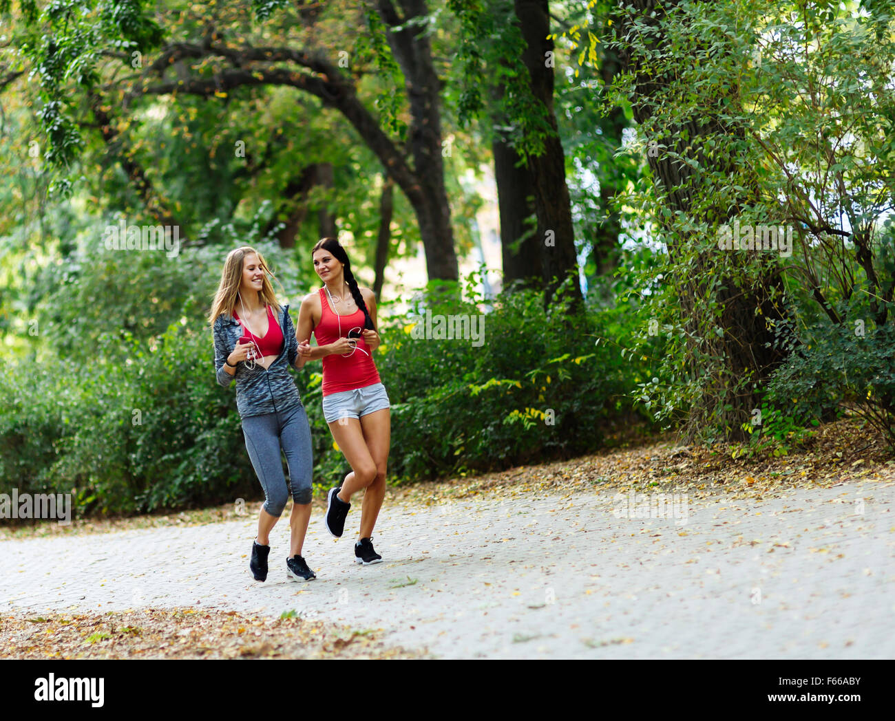Athletic delle donne che esercitano da jogging nella natura Foto Stock