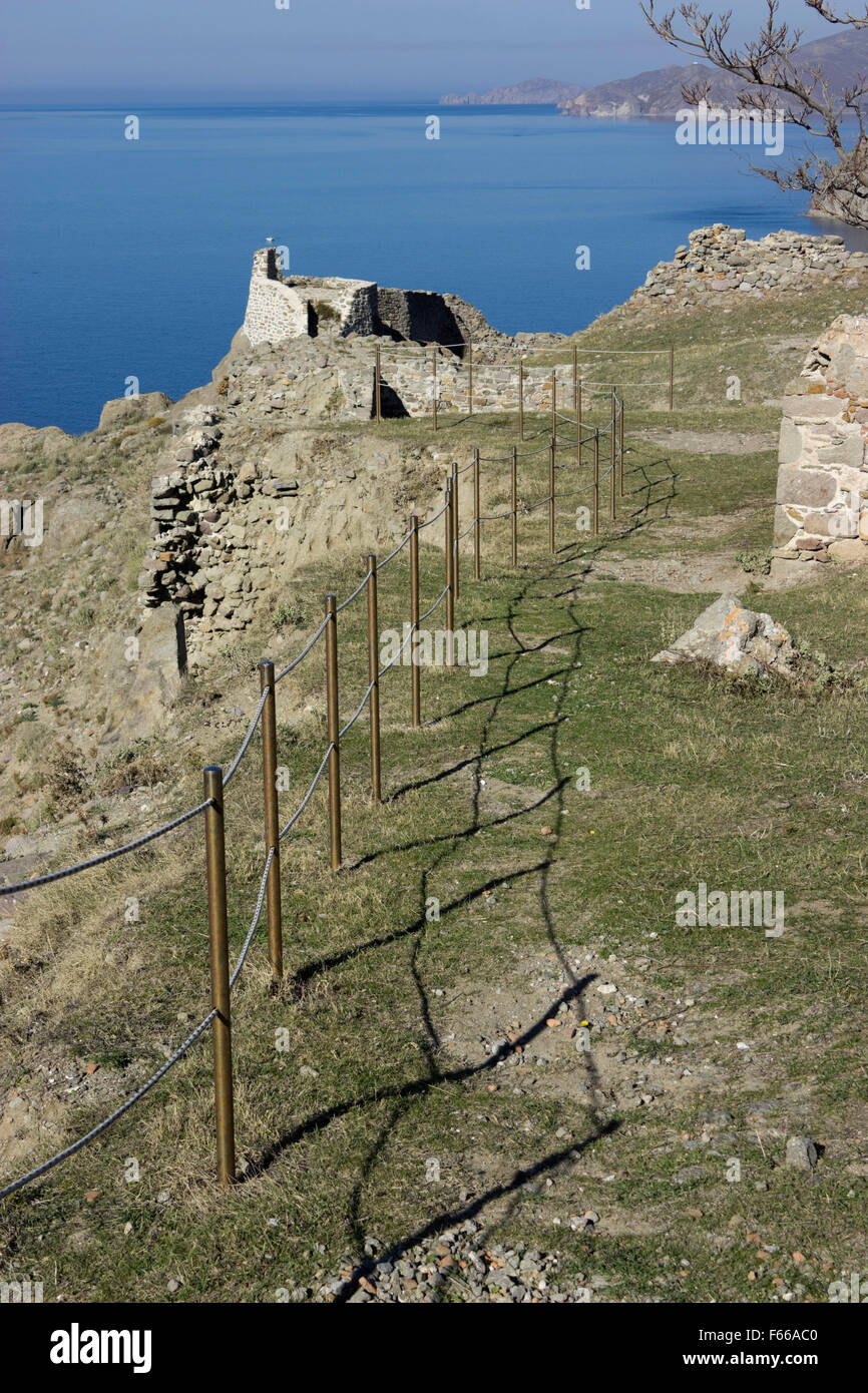 Struttura di barriera protettiva corde installazione per impedire ai visitatori avvicinarsi ai bordi di una china pericolosa in Mirina il castello. Limnos Foto Stock