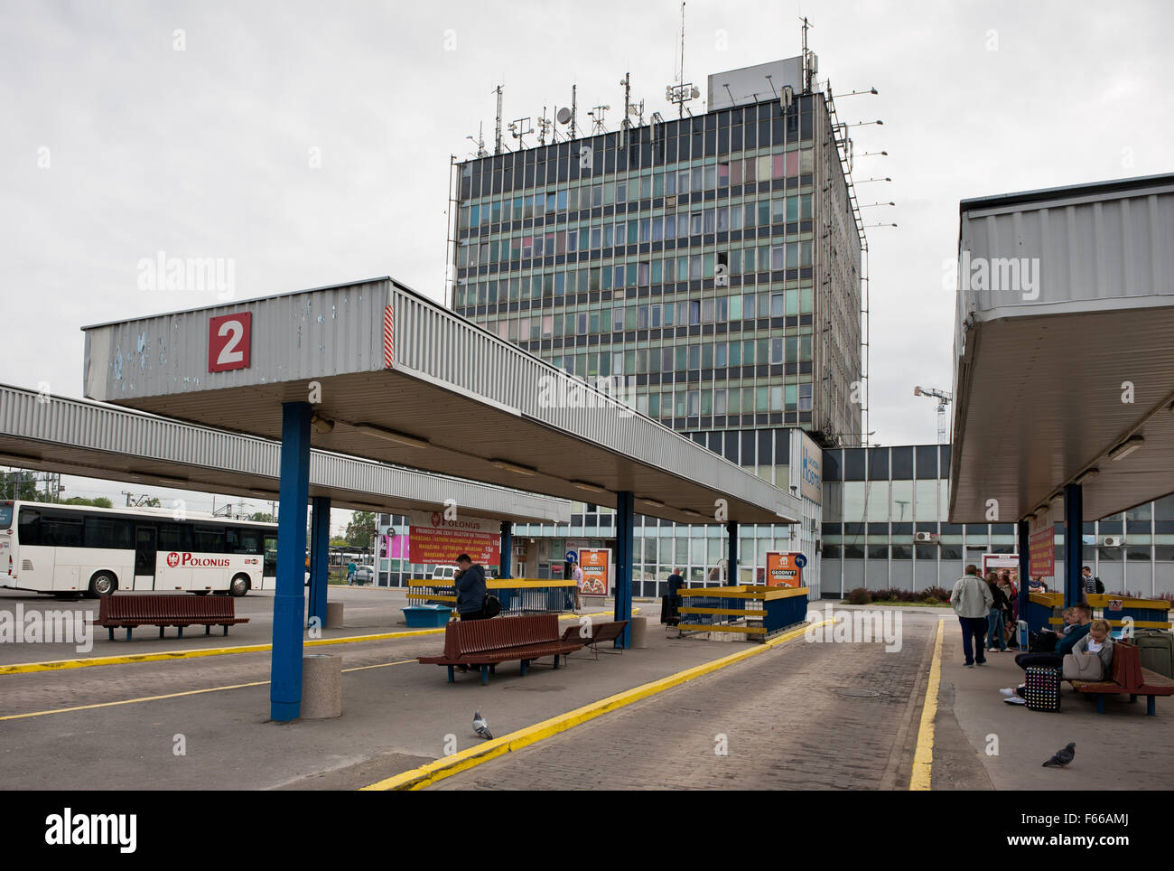 Dirty old Dworzec Zachodni bus stand ed esterno dell'edificio, la stazione ferroviaria ovest e ostello Zachodni obsoleto incapace edificio ... Foto Stock