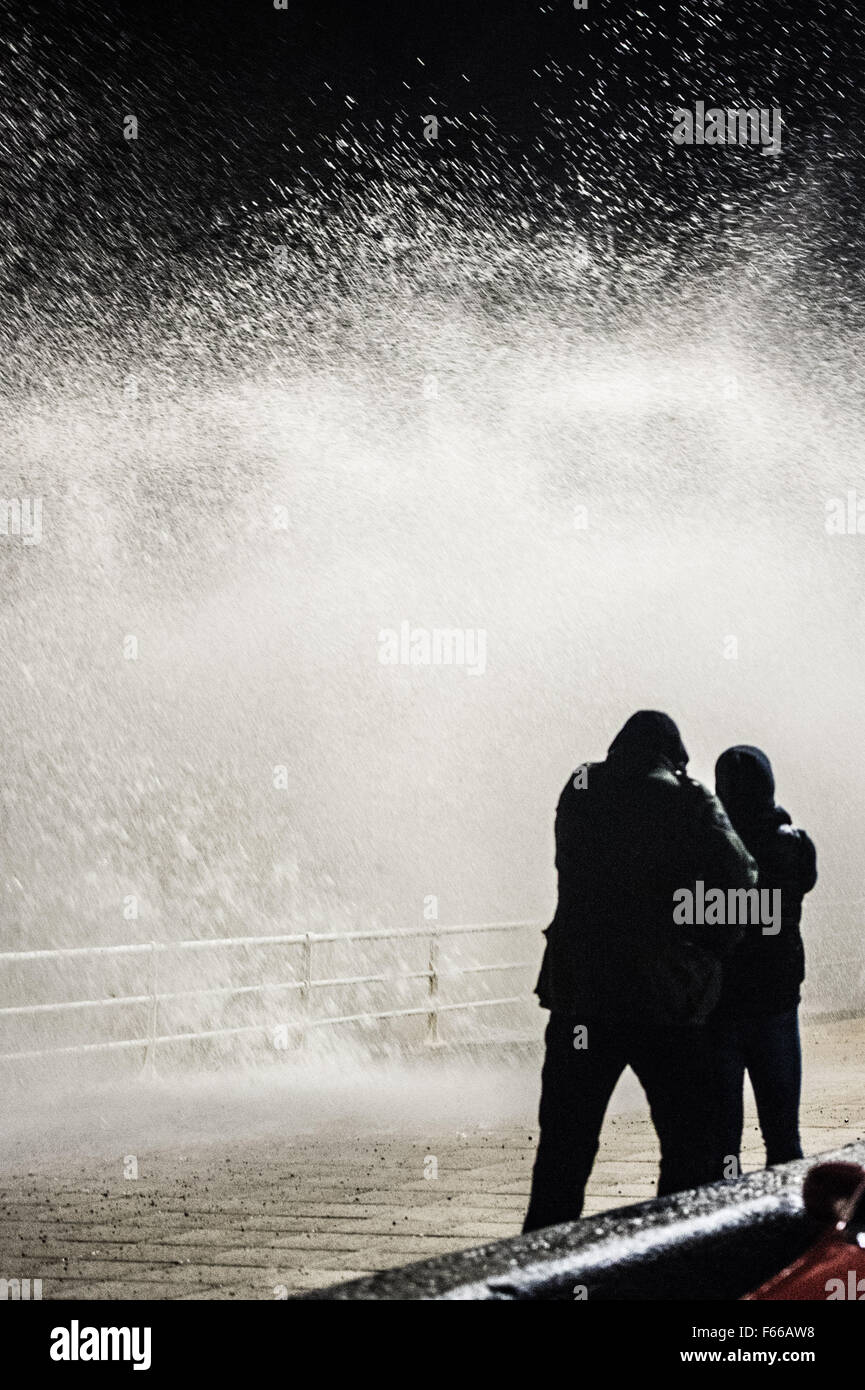 Aberystwyth Wales UK, giovedì 12 novembre 2015 come tempesta Abigail preleva la forza e la dirige verso ovest e nord del Regno Unito, onde pastella lungomare di alta marea in Aberystwyth Wales risorse naturali del Galles (NRW) hanno rilasciato ambra avvertenze alluvione per le zone costiere di Cardigan Bay come risultato della combinazione di alta marea , forte pioggia e forte vento le previsioni per i prossimi giorni Photo credit: Keith Morris /Alamy Live News Foto Stock