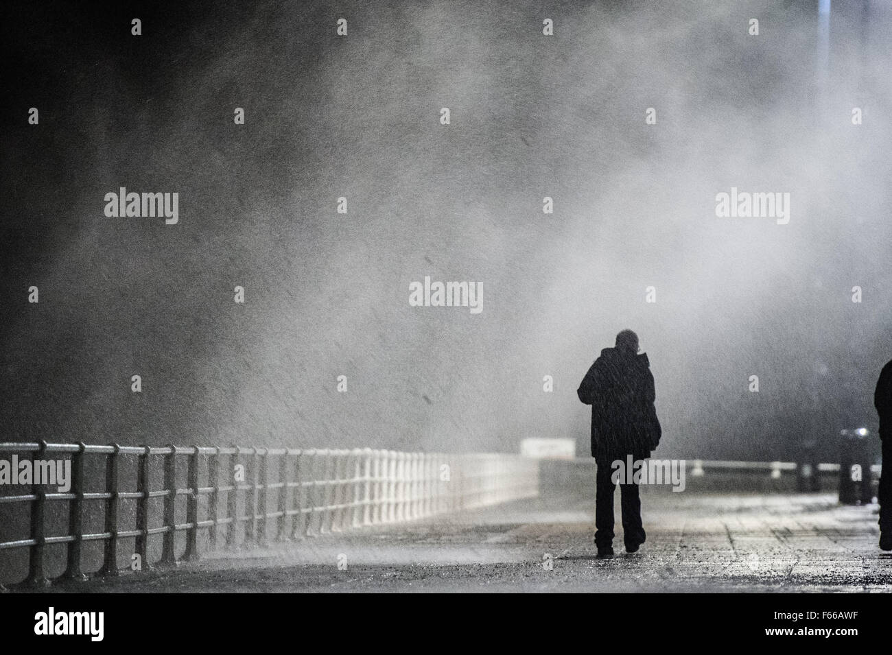 Aberystwyth Wales UK, giovedì 12 novembre 2015 come tempesta Abigail preleva la forza e la dirige verso ovest e nord del Regno Unito, onde pastella lungomare di alta marea in Aberystwyth Wales risorse naturali del Galles (NRW) hanno rilasciato ambra avvertenze alluvione per le zone costiere di Cardigan Bay come risultato della combinazione di alta marea , forte pioggia e forte vento le previsioni per i prossimi giorni Photo credit: Keith Morris /Alamy Live News Foto Stock