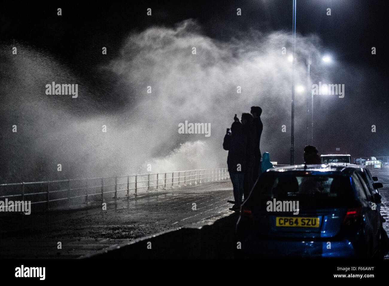 Aberystwyth Wales UK, giovedì 12 novembre 2015 come tempesta Abigail preleva la forza e la dirige verso ovest e nord del Regno Unito, onde pastella lungomare di alta marea in Aberystwyth Wales risorse naturali del Galles (NRW) hanno rilasciato ambra avvertenze alluvione per le zone costiere di Cardigan Bay come risultato della combinazione di alta marea , forte pioggia e forte vento le previsioni per i prossimi giorni Photo credit: Keith Morris /Alamy Live News Foto Stock