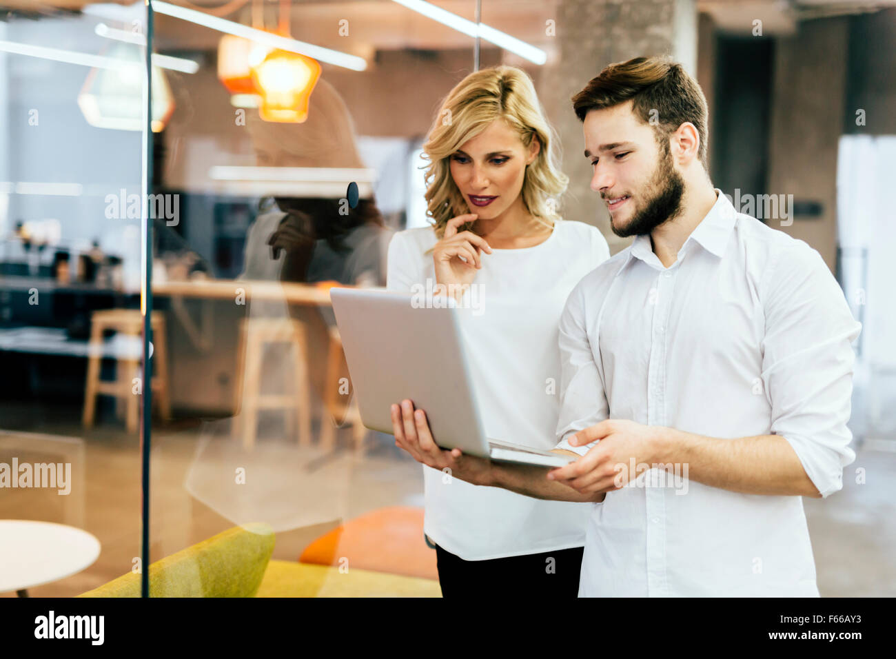 Smart brainstorming di colleghi in ufficio Foto Stock