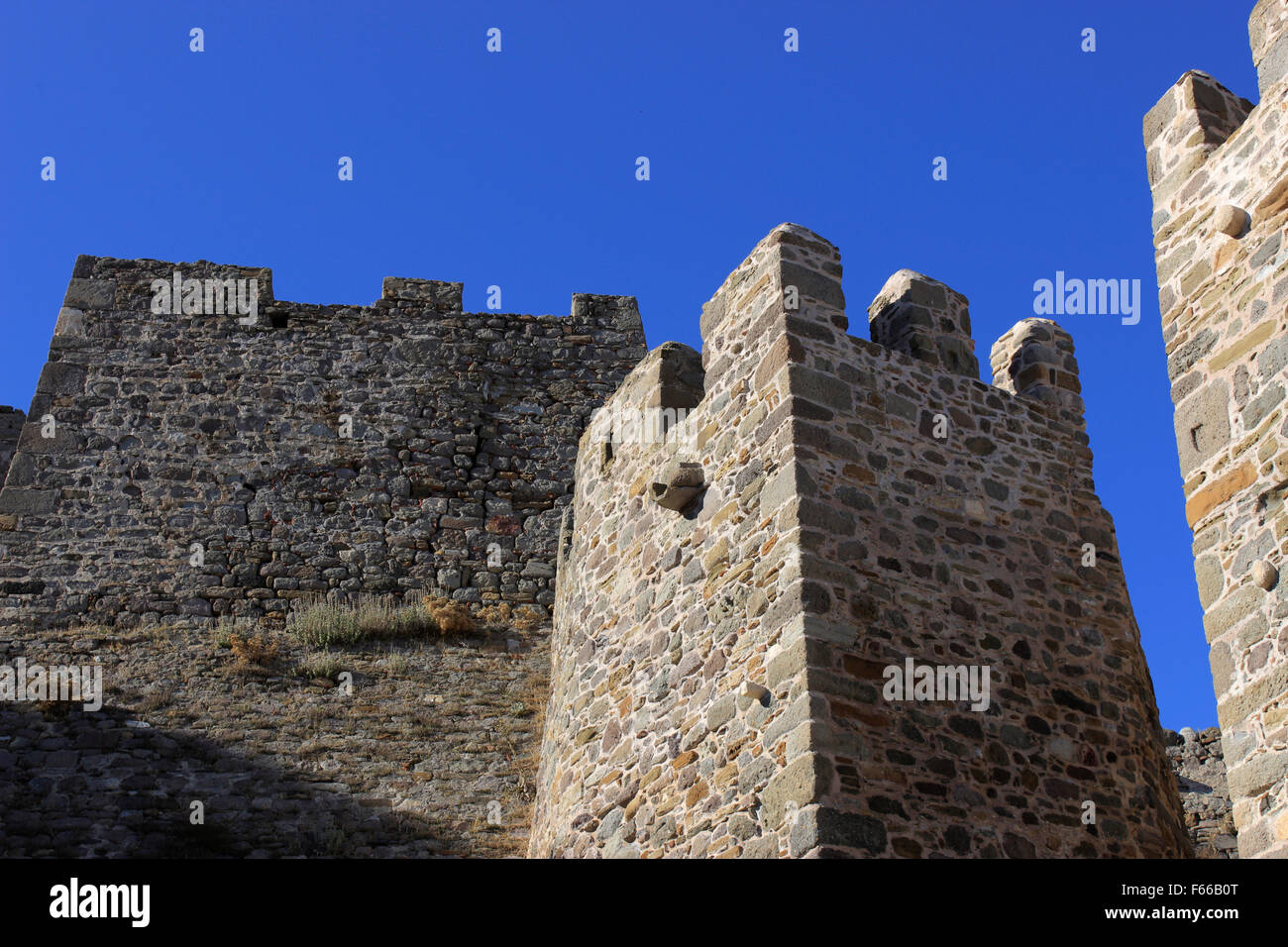 Mirina il castello bizantino pistola merlate bastion & inclinata ripida  glacis (sinistra). Gateway dopo i lavori di ristrutturazione. Limnos. La  Grecia Foto stock - Alamy