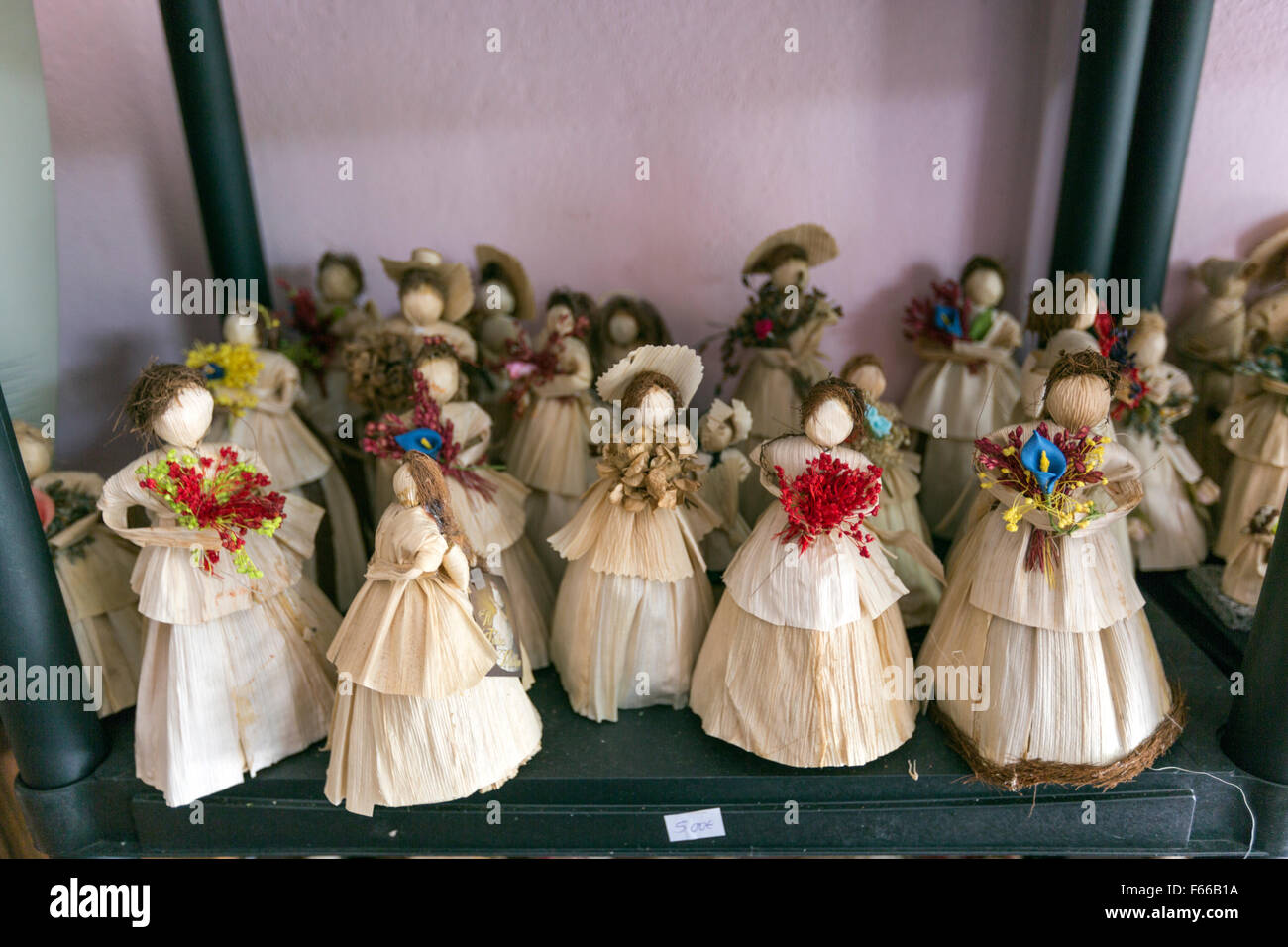 Tipici souvenir di bambole fatte di foglie di mais, salga, São Miguel,  Azzorre, Portogallo Foto stock - Alamy