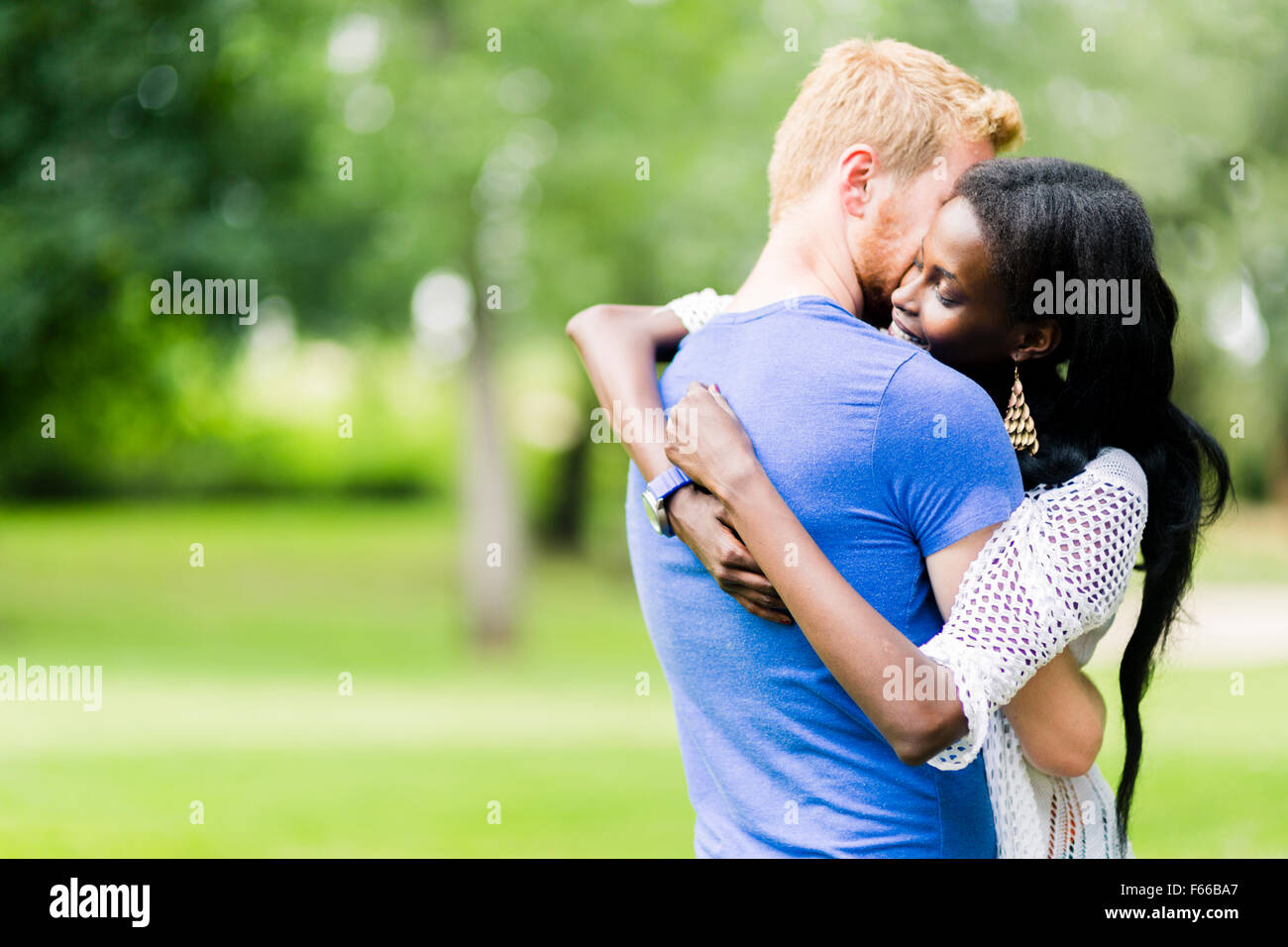 Matura In Amore Abbracciando Pacificamente All Aperto E Di Essere Veramente Felici Sensazione Di Sicurezza E Serenita Foto Stock Alamy