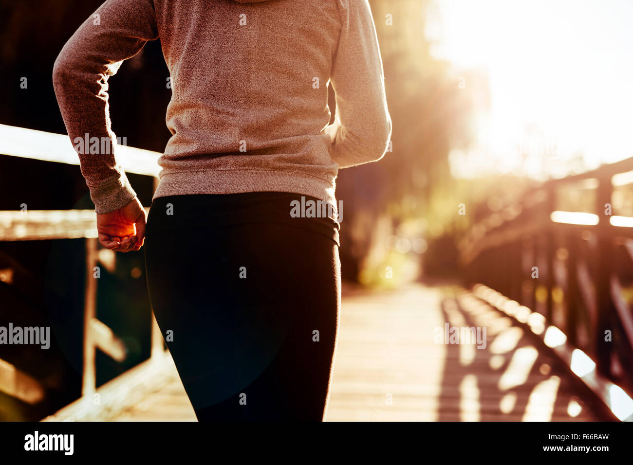 Bellissima femmina runner jogging nella natura Foto Stock