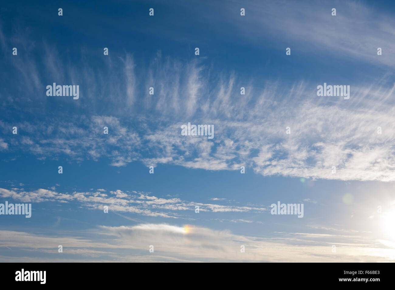 Bizzarro arcobaleno nella formazione di nuvole blu cielo soleggiato vista, piccolo arcobaleno è il risultato dei cristalli rifrangere la luce del sole... Foto Stock