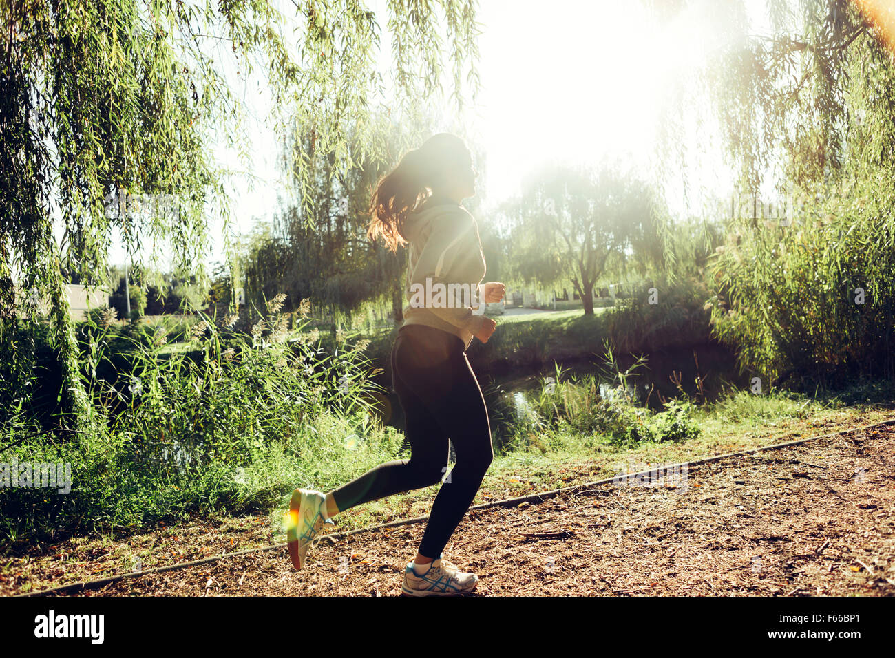 Montare donna bella jogging nel parco e rimanere sano Foto Stock