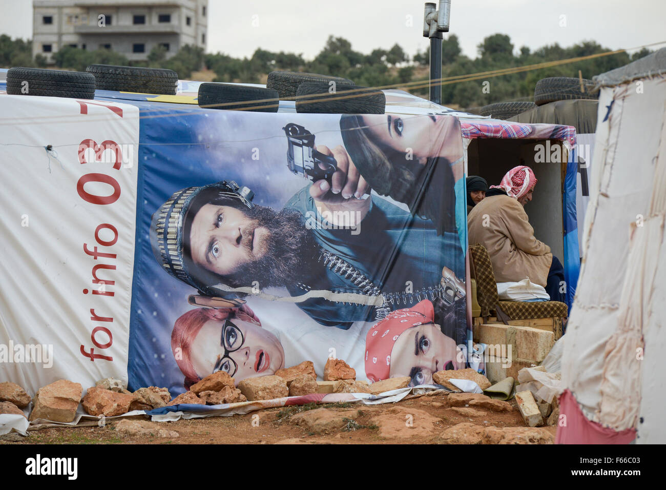 Il Libano Beqaa valley, Deir el Ahmad, campo per rifugiati siriano, famiglia in tenda realizzata dal vecchio cinema poster / LIBANON Bekaa Tal, Deir el Ahmad, Camp fuer syrische Fluechtlinge am Dorfrand, Familie im Zelt aus alten Kinoplakaten Foto Stock