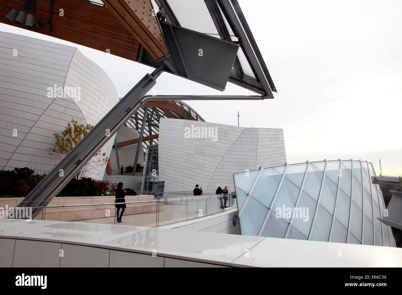 Sul tetto della Fondation Louis Vuitton di Frank Gehry a Parigi Foto Stock