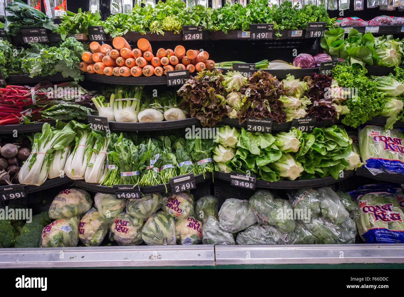 Il reparto di produzione di un supermercato a New York il giovedì, 5 novembre 2015. A causa delle condizioni metereologiche i disagi causati da El Niño, globale dei prezzi dei generi alimentari sono attesi a salire più in tre anni secondo il Cibo di ONU ed Organizzazione di Agricoltura. El Niño sconvolge i modelli di tempo causando o troppo o non abbastanza pioggia nelle zone agricole. (© Richard B. Levine) Foto Stock