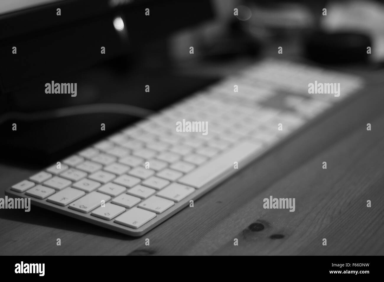 Tastiera su una scrivania con sfondo sfocato Foto Stock