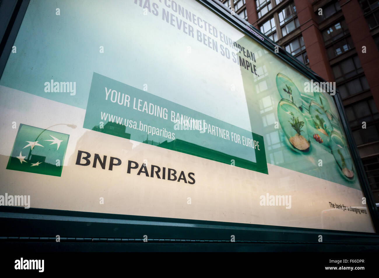Pubblicità per la banca francese, BNP Paribas è visto a New York Sabato, 7 novembre 2015. (© Richard B. Levine) Foto Stock