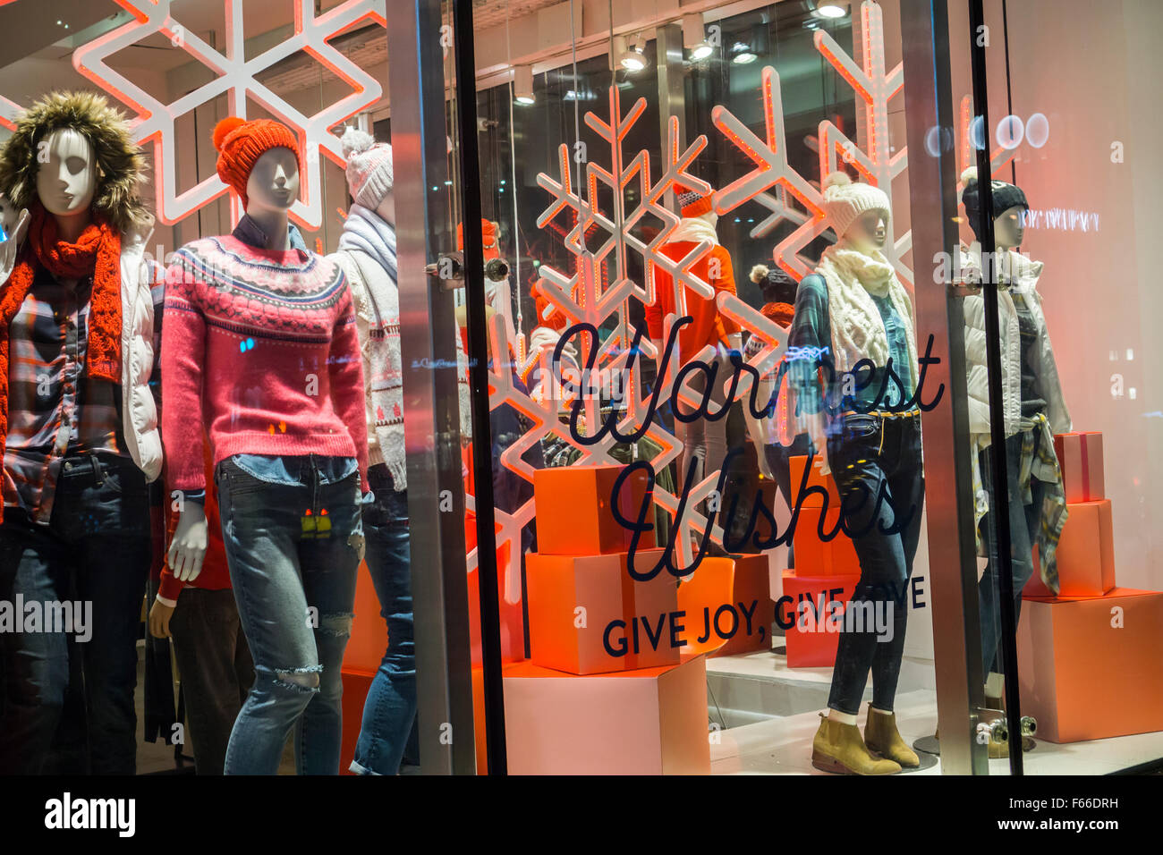 Un gap store sulla Fifth Avenue a New York è pronto per la stagione di natale su Martedì, 10 novembre 2015. Le vendite del Gap Inc. sono stati trascinati verso il basso dalle scarse vendite di loro repubblica delle banane marca, che è diminuito del 12 percento. (© Richard B. Levine) Foto Stock